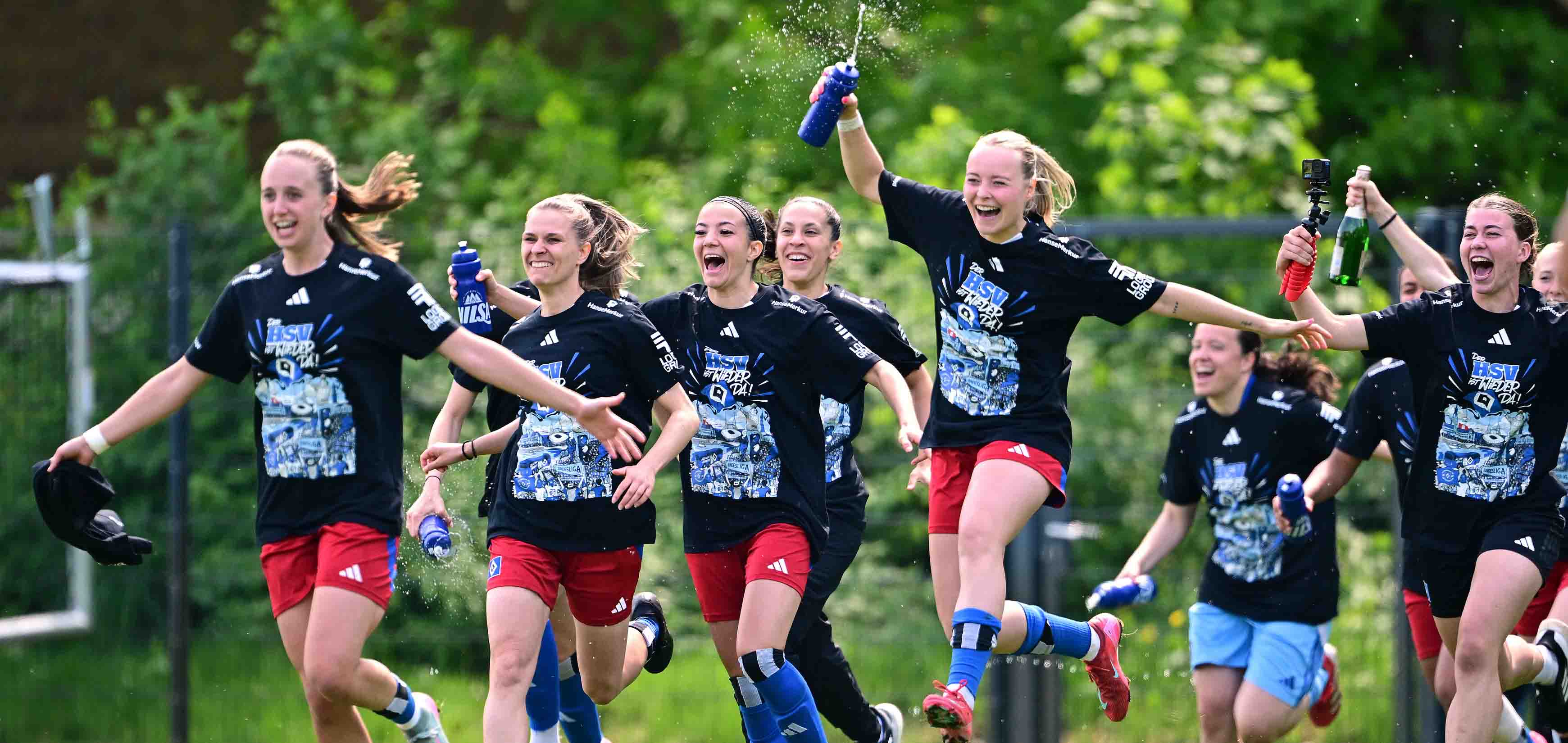 [Bild: Recap_Aufstieg_HSV-Frauen_427.jpg]